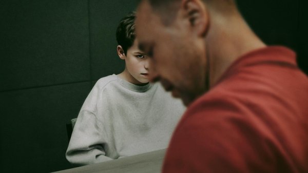 一直牛配资 英剧《混沌少年时》，一镜到底呈现父母的终极噩梦