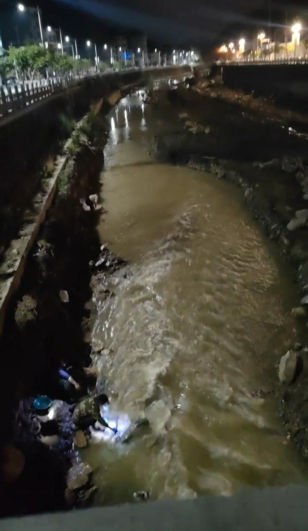 大发配资 甘肃康县燕子河再现淘金者，数十人凌晨冒严寒采金，警方：已处置并与相关部门沟通加强管理